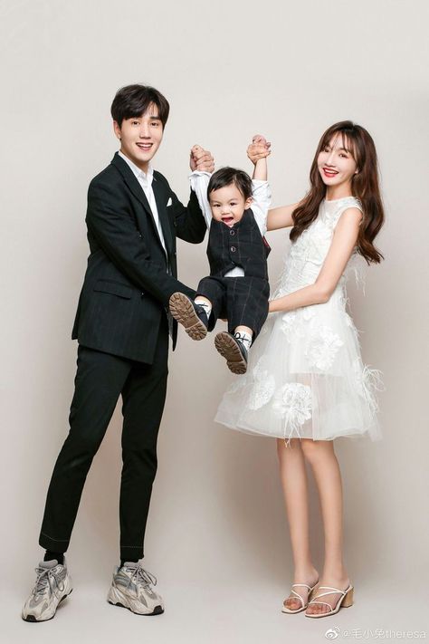 Korean Family Photoshoot Studio, Korean Family Photoshoot, Family Of 3 Photoshoot Studio, Most Handsome Korean Actors, Studio Family Portraits, Family Photo Studio, Korean Photoshoot, Family Studio Photography, Family Photos With Baby