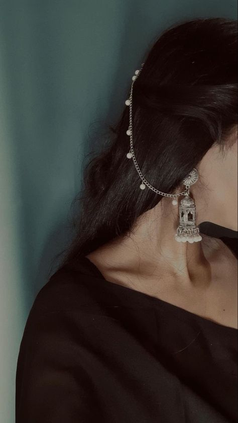 Black tunic and silver earings never goes out of style 🥀 Eid Looks, Trendy Silver Jewelry, Silver Anklets Designs, Desi Vibes, Silver Jewelry Accessories, Fashion Illustrations Techniques, Ear Style, Desi Fashion Casual, Fancy Jewellery Designs