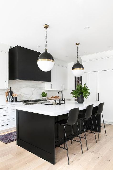 Серая Кухня, Black Island, Black Kitchen Island, Kitchen Room Design, Kitchen Inspiration Design, Counter Tops, Minimalist Kitchen, Black Kitchens, White Cabinets