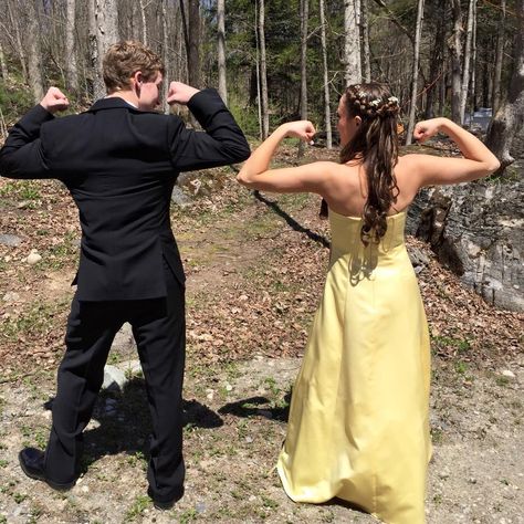 Fun Prom Pictures Poses, Funny Prom Photo Ideas, Hoco Pictures Ideas Couple Funny, Funny Hoco Pics, Funny Prom Poses, Matric Photoshoot, Prom Pictures Friends, Hoco Pictures Ideas, Hoco Photos