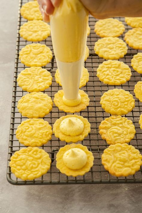 Custard Cream Biscuits, Custard Cookies Recipes, British Biscuit Recipes, Flavoured Cookies, Custard Cream Recipe, Custard Powder Recipes, British Cookies, Custard Biscuits, 100 Cookies Recipe