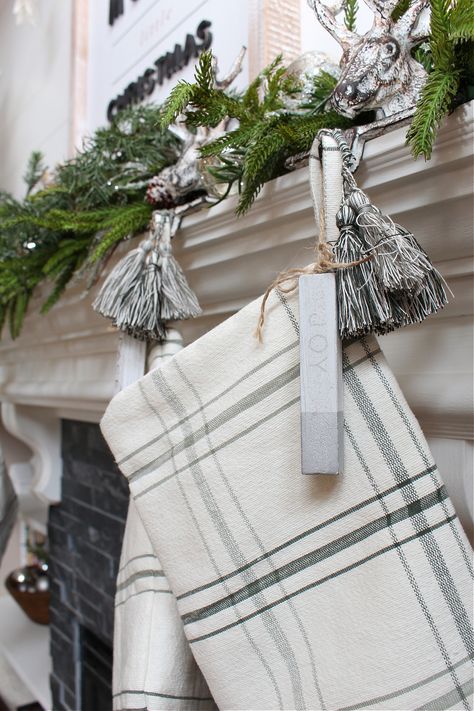 Green and White Christmas Living Room Decor Ideas - Clean and Scentsible White Christmas Living Room Decor, Green And White Christmas Decor, White Christmas Living Room, Green And White Christmas, Christmas Living Room Decor Ideas, Christmas Living Room Decor, Holiday Living Room, Relaxing Holiday, Christmas Living Room