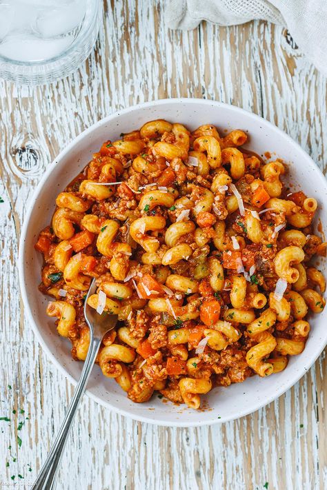 Bolognese Pasta Recipe, Ground Turkey Pasta Recipes, Pasta Bolognese Recipe, Pasta Soup Recipes, Ground Turkey Pasta, Turkey Spaghetti, Bolognese Pasta, Red Pepper Recipes, Turkey Bolognese