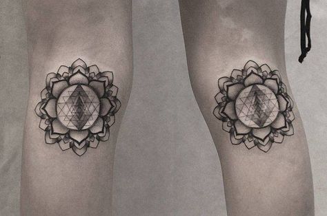 Behind the knees, no fucks given type of mandalas. Ouch. Behind Knee Tattoo, Geometric Shape Tattoo, Chic Tattoo, Inspiration Tattoo, Leg Tattoos Women, Geometric Mandala, Nice Picture, Different Tattoos, Knee Tattoo