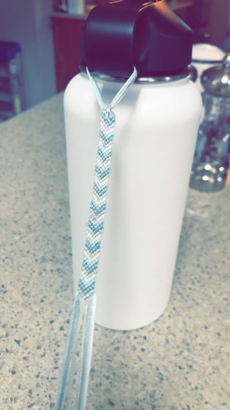 Chevron Bracelet Aesthetic, Bracelets Chevron, Light Blue Friendship Bracelet, Aesthetic Chevron Bracelet, Blue And White Friendship Bracelet, Arrow Bracelet Pattern, Blue String Bracelets, Western String Bracelets, Chevron Bracelet Ideas