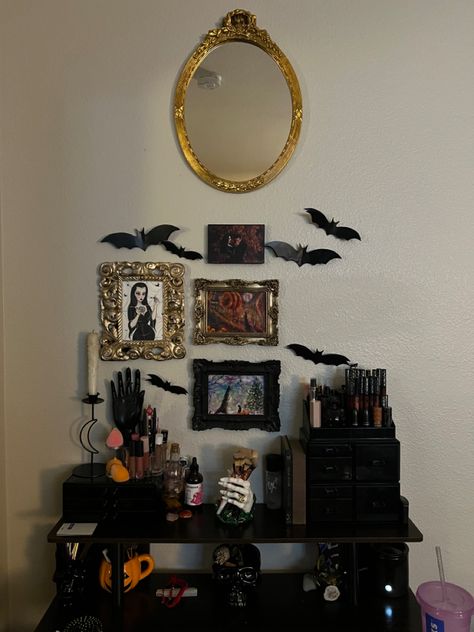 Spooky goth/halloween vanity inspo Halloween Vanity, Goth Vanity, Gothic Vanity, Goth Crafts, Vanity Set Up, Vanity Inspo, Goth House, Goth Houses, Dark Fall