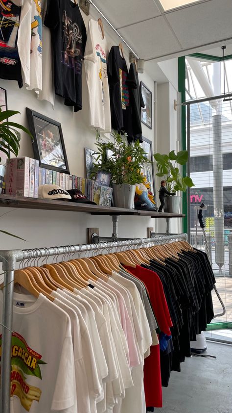 Trift Ideas, Thrift Boutique, Clothing Store Aesthetic Interior, Vintage Clothing Store Interior, Streetwear Boutique Interior, Street Wear Shop Interior, Aesthetic Clothing Store Interior, Streetwear Store Interior, Street Wear Store Interior Design