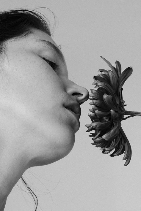 Artistic Flower Photography, Double Exposer Photography, Flower In Mouth Photography, Black And White Portrait Photography Art, Artistic Photos Creative Photography, Flower Portrait Photography, Photography With Flowers, Photoshoot With Flowers, Photo With Flowers