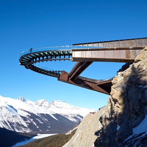 De Sturgess Arquitetura Glacier Skywalk oferece vistas únicas sobre as Montanhas Rochosas canadenses Cantilever Architecture, Architecture Journal, Architecture Cool, Pedestrian Bridge, Canadian Rockies, Beautiful Buildings, Amazing Architecture, Walkway, Landscape Architecture