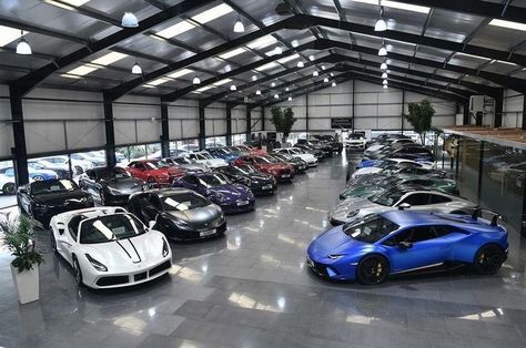 Dream Garage Luxury, Luxury Garage Interior, Garage With Cars, Cars In Garage, Supercar Garage, Luxurious Garage, Car Dealership Design, Cars Showroom, Car Showroom Design