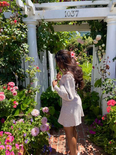 Garden Insta Pics, Looking At Flowers Pose, Flower Garden Pictures With People, Garden Pictures Instagram, Botanical Garden Outfit Summer, Spring Insta Pics, Poses For Garden Shoot, Flower Garden Picture Poses, Botanical Garden Picture Ideas