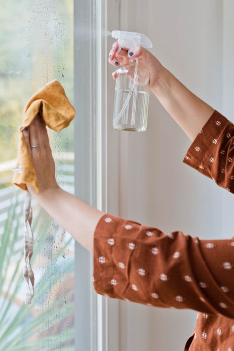 Make a natural homemade glass cleaner using items you already have in your pantry with this simple tutorial. It cleans glass just as good (if not better) than the stuff you buy at the grocery store. #homemadecleaner #glasscleaner #diy Natural Cleaners Diy, Homemade Glass Cleaner, Amber Spray Bottle, Diy Beeswax Wrap, Natural Room Spray, Green Clean, Eco Friendly Cleaning Products, Glass Cleaning, Vinegar Cleaning