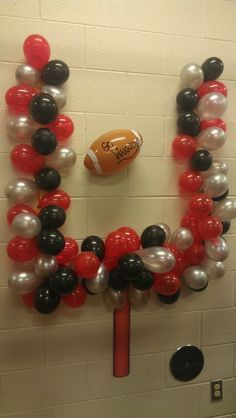 Football Banquet Ideas, Football Locker Decorations, Locker Room Decorations, Football Locker Room, Rally Idea, Homecoming Decorations, Pep Club, Cheer Banquet, Football Banquet