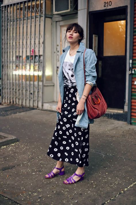 Natalie off duty: rainy day woman Boho Style Inspiration, Natalie Off Duty, Long Midi Skirt, Printed Long Skirt, Street Style Summer, Urban Outfits, Off Duty, Dressed Down, Street Style Women