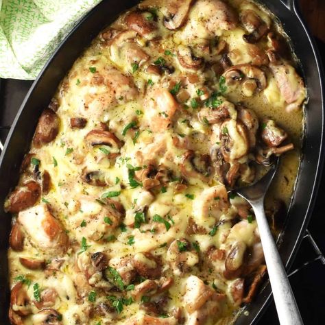 This chicken and mushroom casserole is a delicious and healthy dinner idea. Perfect with pasta, rice or potatoes. Ready in 40 minutes. Shredded Chicken Mushroom Recipes, Chicken And Mushroom Casserole Recipes, Rotisserie Chicken And Mushroom Recipes, Mushroom Casserole Recipes, Chicken And Mushroom Casserole, Mushroom Rice Casserole, Chicken Mushroom Rice, Chicken Spinach Mushroom, Baked Chicken And Mushrooms