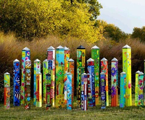 Dishfunctional Designs: The Upcycled Garden: Garden Totems Garden Posts Ideas Diy Projects, Garden Poles Painted, Totem Pole Ideas, Garden Totem Poles, Recycled Yard Art, Beach Castle, Peace Poles, Upcycled Garden, Bohemian Decor Inspiration