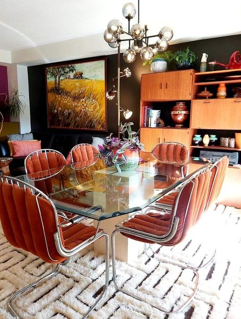 Dining Room Inspiration Maximalist, Rock And Roll Dining Room, Punk Dining Room, 70s Dining Room Table, Mcm Maximalist Living Room, 70s Inspired Dining Room, Mcm Dining Table And Chairs, Retro Dinner Table, 60s Inspired Interior Design