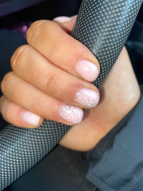 Simple Shellac Christmas Nails, Snowflake Biab Nails, Short Biab Christmas Nails, Holiday Nails Regular Polish, Biab Gel Nails Winter, Pretty Short Nails Gel Winter, Pink Christmas Gel Nails Short, Builder Gel Nails Christmas, Subtle Snowflake Nails