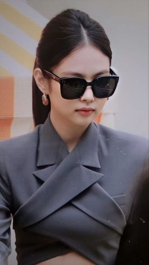 Korean Sunglasses, Huge Sunglasses, Emma Stone Style, Business Woman Quotes, Hairstyles With Glasses, Suit Ideas, Fancy Jewelry Necklace, Fashion Shoes Sandals, Trendy Denim