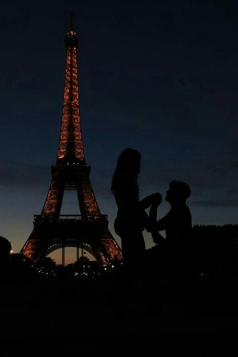 Proposal In Paris At Night, Paris Proposal Aesthetic, Feminine Universe, Paris Engagement Photos, Paris Romance, Paris Dream, Romantic Paris, Movie Pic, Romantic Proposal