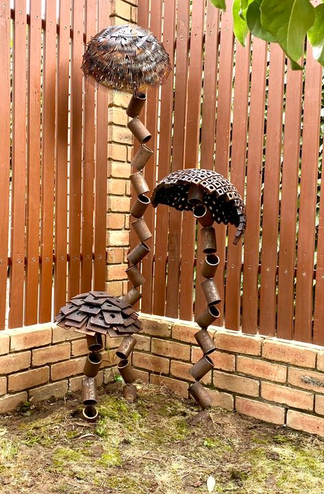 Metal mushrooms made from shearing combs, nuts and square washers Welding Art Projects, Metal Art Projects, Junk Art, Welding Art, Scrap Metal, Scrap Metal Art, Metal Projects, Welding Projects, Christmas Crafts Decorations