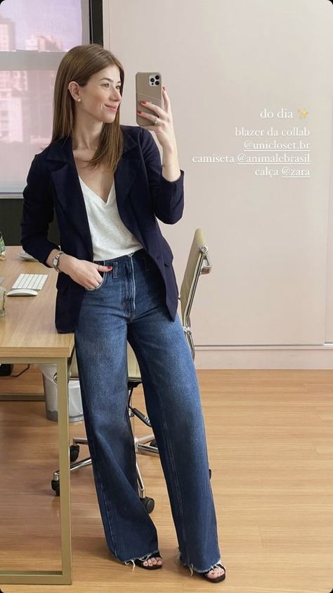 Nobody wants their clothes to age them 5’2 Height Woman Outfit, Minimal Casual Outfit, Minimal Chic Outfits, Blouse Outfit Casual, Smart Casual Women, Blazer Outfits Casual, Look Office, Pose Fotografi, Semi Formal Dresses