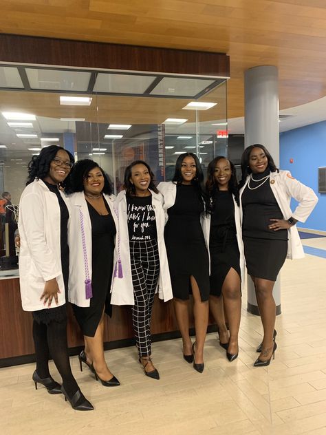 Doctors Outfit, White Coat Ceremony Outfit, Nurse Bae, Black Nurses, Ceremony Outfit, Black Nurse, White Coat Ceremony, Girl Graduation, Nursing School Motivation