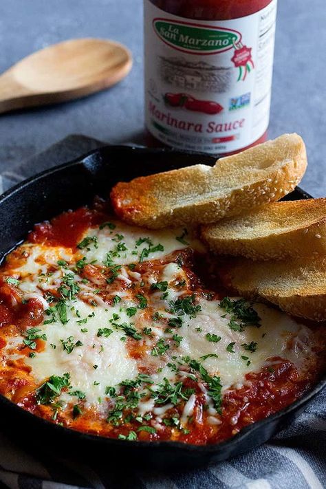 Spanish Baked Eggs, Italian Baked Eggs, Eggs Tomato Sauce, Oven Baked Eggs, Foods Breakfast, Baked Egg Cups, Italian Eggs, Carb Free Recipes, Eggs Dinner