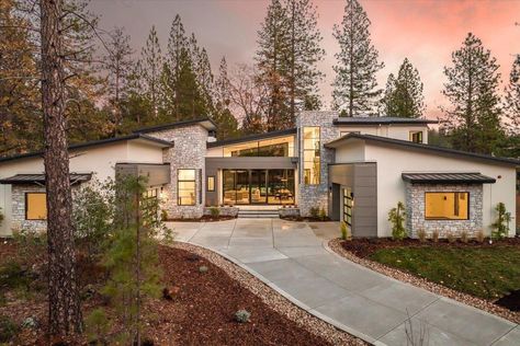 Contemporary Ranch House Plans, Large Modern House Plans, Ranch Modern House, Modern California Home Exterior, Organic Modern Home Exterior, Mountain Modern Home Exterior, California Ranch Style Homes, Contemporary Ranch Home, Modern Ranch House Plans