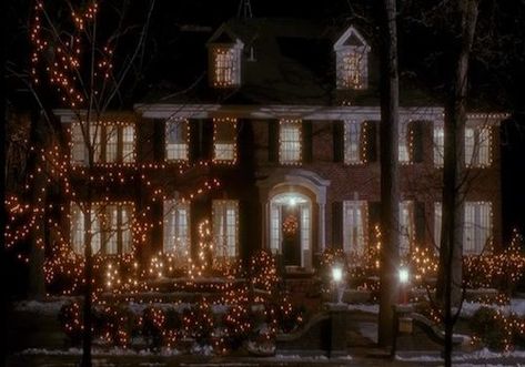 The Home Alone House – Winnetka, Illinois - Atlas Obscura Home Alone House, Home Alone 1990, Holiday Facts, Home Alone Movie, Home Alone Christmas, Vibeke Design, Holiday Mood, Animated Christmas, Christmas Scenes