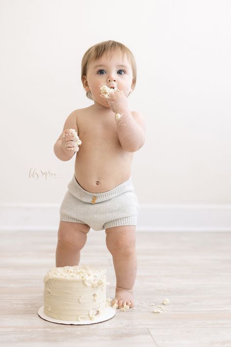 1st Birthday Photoshoot Boy Indoor, Boy Birthday Pictures, One Year Pictures, Boy Photo Shoot, 1st Birthday Photoshoot, One Year Birthday, Baby Boy First Birthday, Boy Pictures, First Birthday Photos