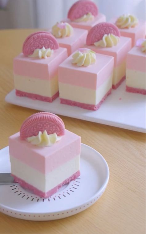 Cute Strawberry Desserts, Yummy Food Dessert Aesthetic, Food Desserts Aesthetic, Cafeteria Food Ideas, Strawberry Oreo Cake, Postres Cute, Postre Aesthetic, Aesthetic Food Desserts, Aesthetic Desserts Recipes