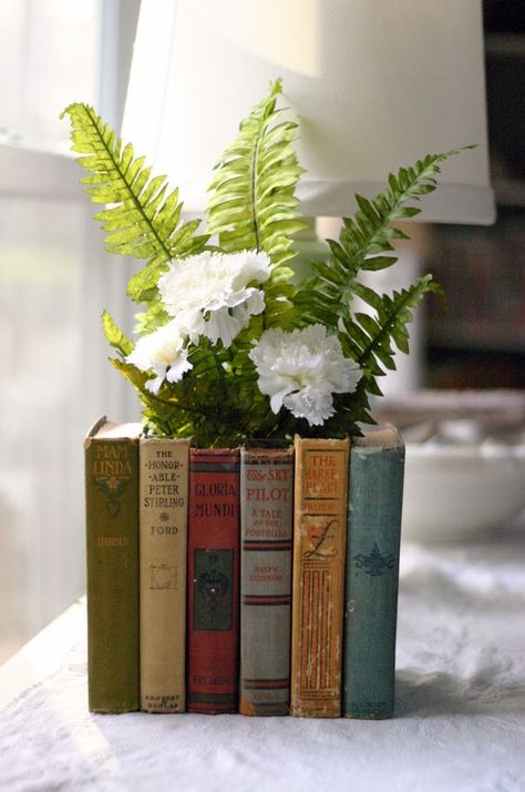 Book Flower Arrangement, Book Vases, Book Vase, Book Centerpieces, Rustic Outfits, Old Book Crafts, Book Craft, Spiritual Things, Book Flowers