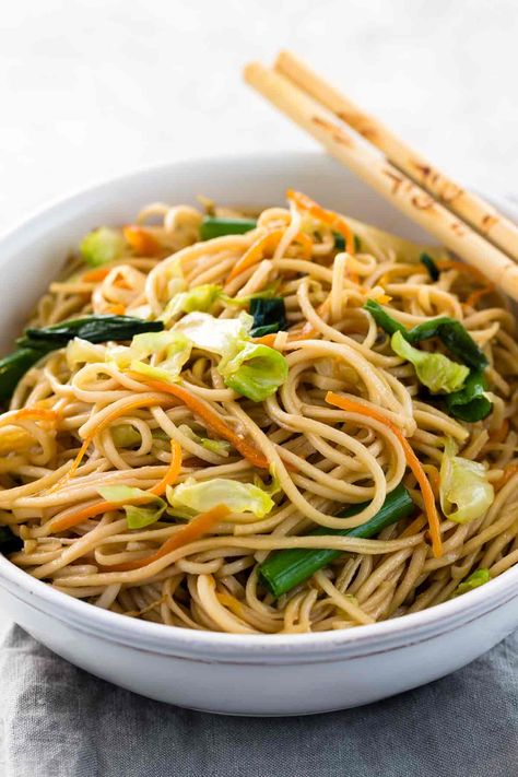 Chinese Chow Mein, Salad Add Ins, Salad Art, Chow Mein Recipe, Chicken Chow Mein, Chow Mein Noodles, Mapo Tofu, Chicken Noodles, Salad Appetizer