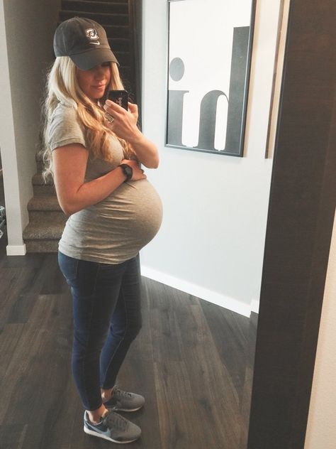 Cute Prego Outfits, Maternity Baseball Game Outfit, 30 Weeks Pregnant Outfit, Pregnancy Athleisure Outfits, Pregnant Jeans Outfit, Everyday Maternity Outfits, Pregnant Casual Outfits, Pregnancy Style Fall, Maternity Jeans Outfit