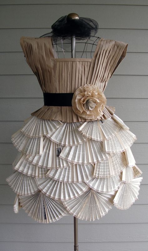 Paper Dress made from old book pages and packaging materials Mannequin Ideas, Paper Clothing, Newspaper Dress, Costume Carnaval, Origami Dress, Paper Clothes, Recycled Dress, Paper Fashion, Paper Dress