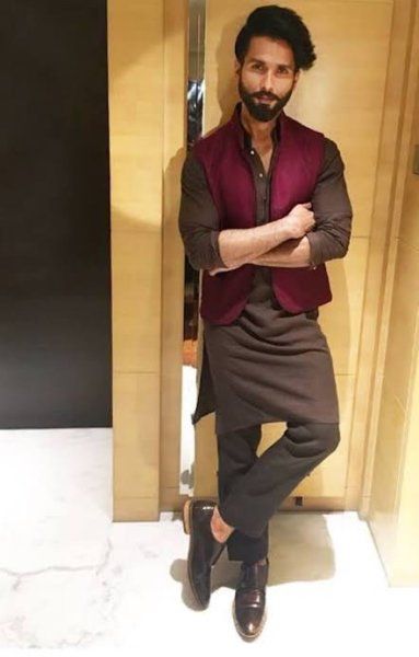 Mens Traditional Wear, Mens Indian Wear, Boys Kurta Design, Wedding Kurta For Men, Groom Dress Men, Indian Groom Wear, Wedding Dresses Men Indian, Gents Kurta Design, Gents Kurta