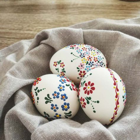 Diy Osterschmuck, Embroidered Bracelet, Easter Egg Dye, Easter Egg Designs, Easter Egg Painting, Wax Painting, Easter Eggs Diy, Egg Painting, Egg Designs