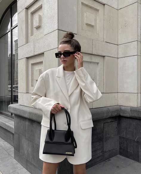 Jacquemus Bag Outfit, Le Grand Chiquito, Soft Girl Style, Shoulder Bag Outfit, Jacquemus Bag, Street Style Bags, Beige Outfit, Pretty Bags, Bag Trends