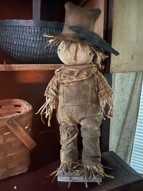 OldePrimitivePlace1 - Etsy UK Primitive Scarecrows, Pumpkin Painted, Clay Creatures, Scarecrow Doll, Primitive Pumpkin, Primitive Fall, Primitive Halloween, Primitive Farmhouse, Primitive Dolls