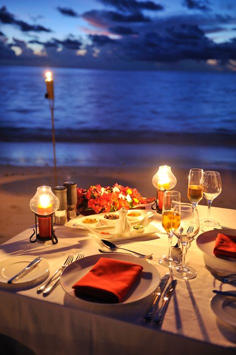 Romantic dinner on the beach Dinner Table Set Up, Dinner Table Set, Dinner Places, Beach Dinner, Romantic Dinner For Two, Romantic Table, Romantic Surprise, Romantic Restaurant, Romantic Beach