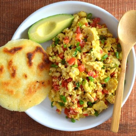 Huevos Pericos (Colombian Scrambled Eggs with Tomatoes and Scallions) - Delish D'Lites Latino Breakfast, Ideas Desayuno, Scrambled Eggs With Tomatoes, Colombian Breakfast, Puerto Rican Pasteles, Eggs With Tomatoes, Avocado Egg Recipes, Colombian Style, Creamy Cajun Shrimp Pasta