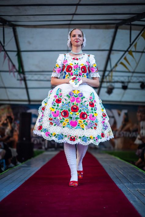 🌷 Cifra pamukos kalocsai viselet 🌷 Hungarian Costume Traditional Clothes, Hungarian Folk Dress, Hungarian Clothing, Slavic Clothing, Hungarian Dance, Celtic Dress, Folk Dress, Hungarian Embroidery, Puff Dress