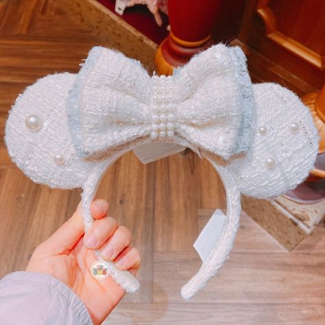 Exclusive Minnie Mouse Tweed & Pearl Headband is released at Shanghai Disney Resort Today~!! Size: Free Disney Ears Christmas, How To Make Disney Ears, Cute Disney Ears, Cute Mickey Ears, Mini Mouse Ears, Disney Fits, Diy Disney Ears, Disney Ears Headband, Disneyland Ears