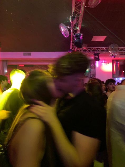 Teenage Parties, New Year's Kiss, Mine Love, Night Club Aesthetic, Teenage Couples, Party Night Club, Teenage Love, Shotting Photo