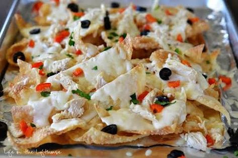 Italian Nachos “Italian Nachos aka - my new weakness. These nachos are... Recipes Nachos, Appetizers Italian, Italian Nachos, Chicken Bell Peppers, Life In The Lofthouse, Wonton Wrapper Recipes, Crispy Wonton, Wonton Recipes, Bowl Party Food