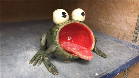 Frog Pinch Pot Ideas, Pinch Pot Critters, Frog Pinch Pot, Animal Pinch Pots, Pinch Pot Monsters, Pinch Pot Ideas Ceramics, Pinch Pot Animals, Frog Ashtray, Pinch Pot Ideas