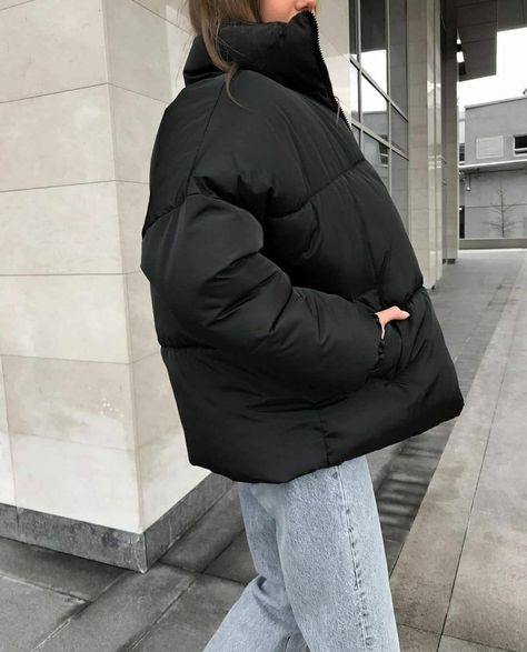 Campera Puffer Outfit, Puffer Vest Outfit Street Style, Campera Puffer, Women Puffer Vest, Puffer Vest Outfits, Black Puffer Jacket Outfit, Women Puffer Jacket, Crop Puffer Jacket, Outfits Street Styles