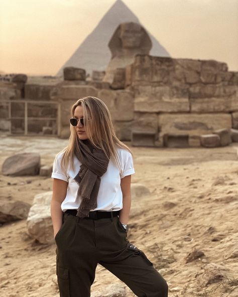 Dressing For Egypt, Cairo Street Style, Giza Pyramids Outfit, Middle East Vacation Outfits, Desert Trip Outfit, Dubai Dressing Style Women, Egypt Trip Outfit, Desert Winter Outfit, Dubai Dressing Style