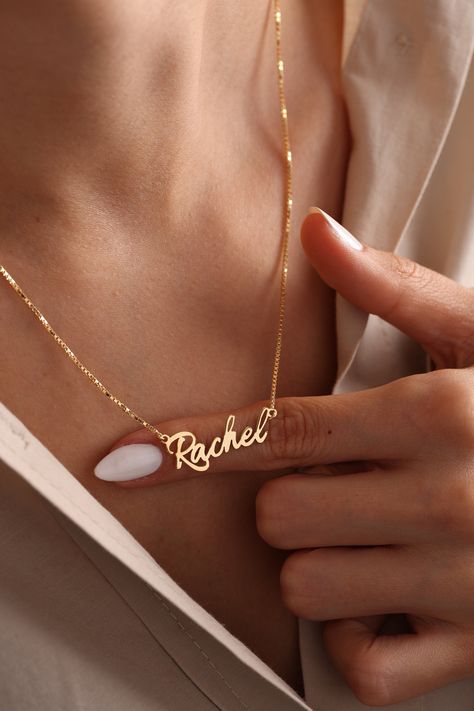 Necklace Name Design, Gifts For Boyfriend Parents, Gold Name Necklace, Necklace Brands, Jewelry Christmas, Name Jewelry, Necklace Dainty, Necklace Personalized, Jewelry Case